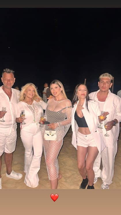 El martes, Wanda Nara despidió el año con un fuerte descargo en sus redes sociales, en donde además contó que tanto Navidad como Año Nuevo la iba a pasar sin sus cinco hijos, Valentino, Constantino y Benedicto López, y Francesca e Isabella Icardi. “Pasé las fiestas sin mis hijos porque es justo que vuelvan a tener a su mamá fuerte y también que pasen 15 días con sus papás”, aseguró la conductora, que recibió el 2025 en la playa de Punta del Este junto a su madre, Nora Colosimo, la pareja de ella, Rafael Stancanelli y su amigo y asistente Kennys Palacios
