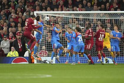 El martillazo de Virgil van Dijk para convertir el agónico tanto con el que Liverpool ganó en el estreno de la Champions League; los Reds y la costumbre de celebrar con el último aliento