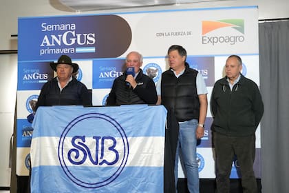 El martillero Gervasio Sáenz Valiente dijo: “Bienvenidos al Arena Angus, con una exposición que está haciendo ruido en toda la ganadería argentina”