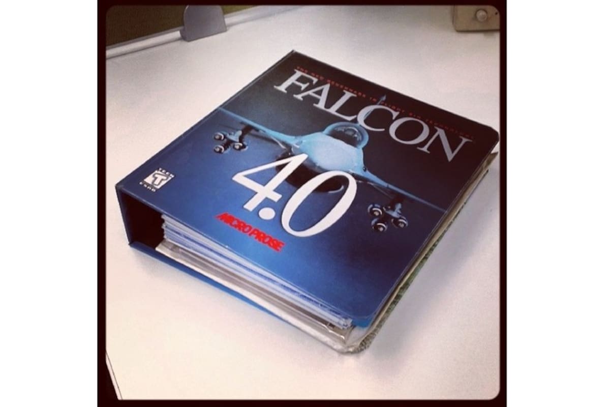 El más ambicioso y realista de los simuladores de vuelo de combate cumplirá el miércoles dos décadas. En la foto, el manual del Falcon 4.0. En diciembre de 1998, tuve la fortuna de conseguir la exclusiva versión para coleccionistas, cuyo manual venía en una carpeta de tapas duras, al mejor estilo de