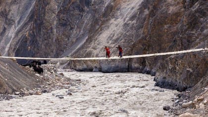 El más largo de los muchos puentes de cuerda que cruzan las pastoras de camino a los campos