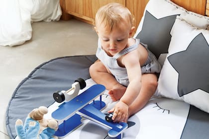 El más pequeño de la casa juega en una playmat con figura de oso (Prágmata).