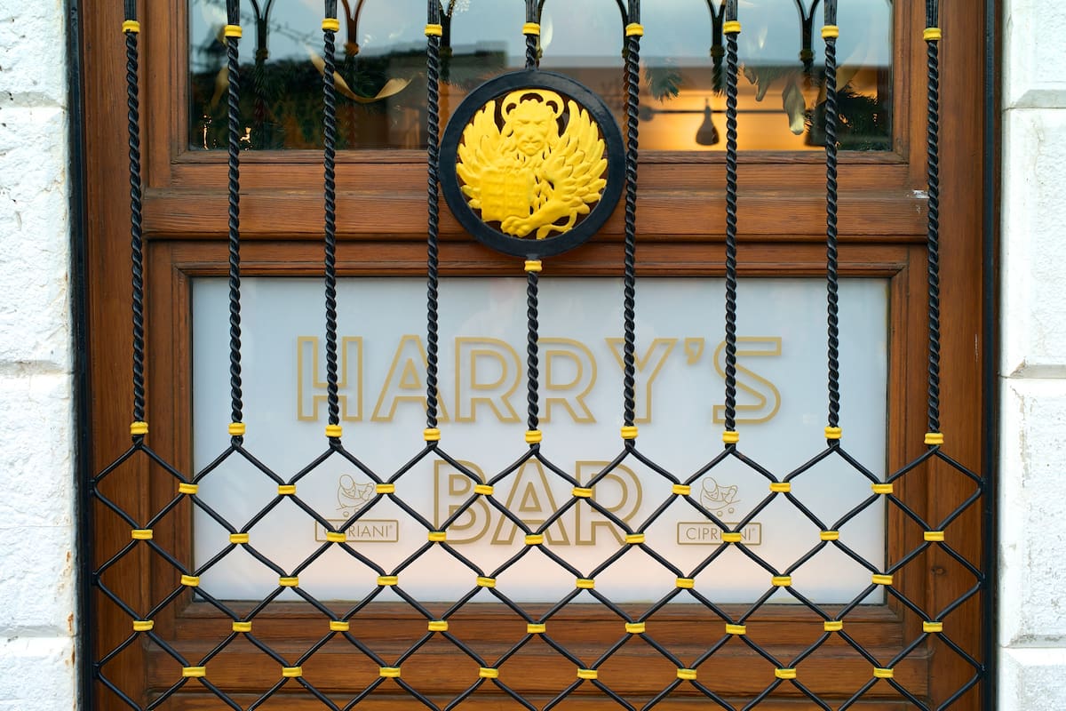 El más tradicional de todos puede que sea Harrys Bar