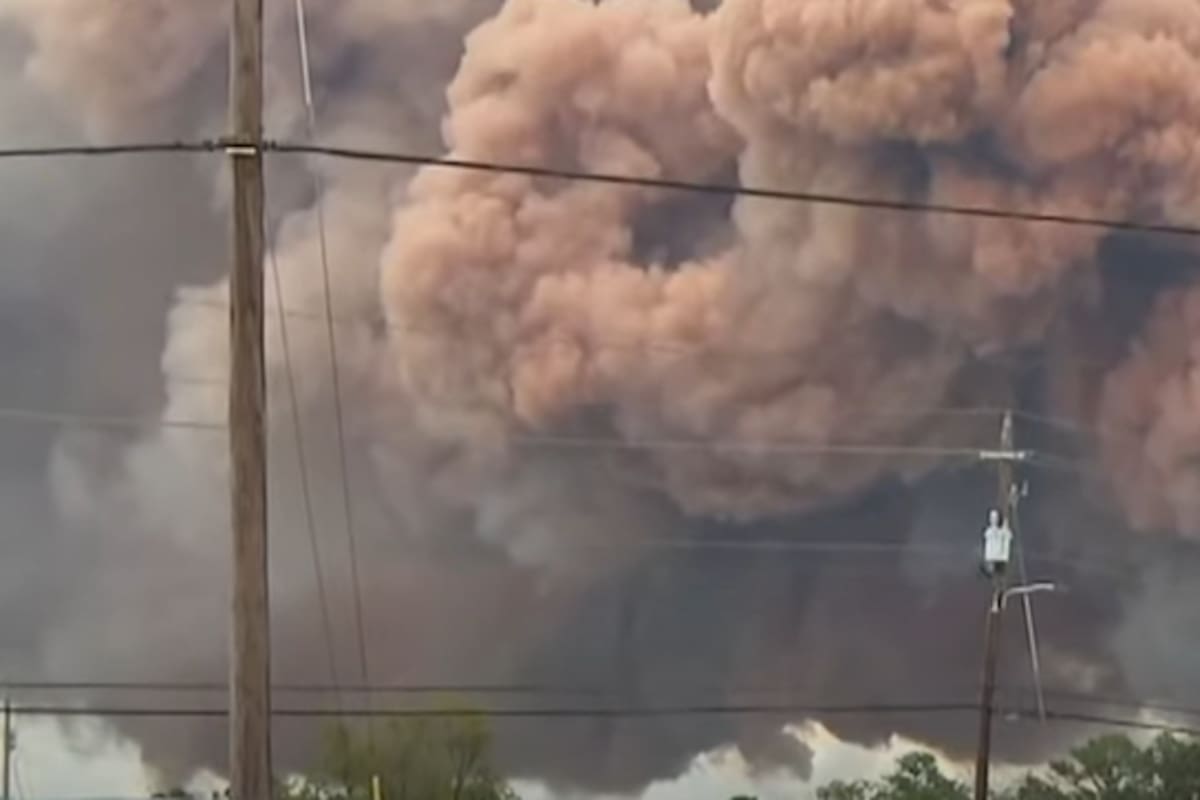 El masivo incendio forzó una apresurada evacuación en la zona.