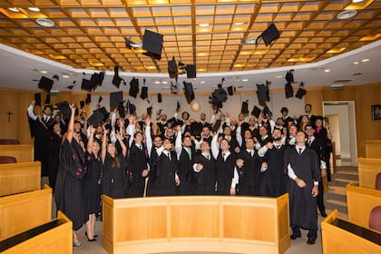 El Máster del IAE reúne a jóvenes profesionales que deciden volver a estudiar en busca de crecimiento laboral y terminan viviendo una experiencia que también los transforma personalmente