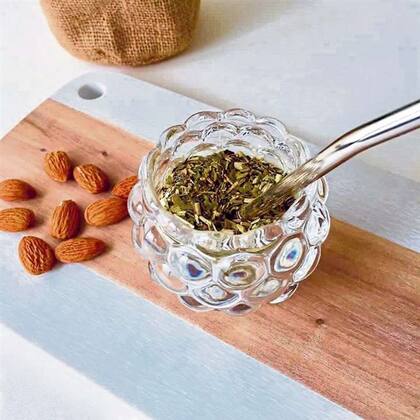 El mate de vidrio acompaña la sofisticación de algunas yerbas, compuestas con ingredientes que ameritan ser observados