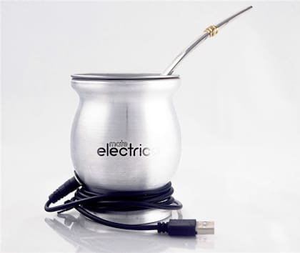 El mate eléctrico se conecta a una fuente de energía vía puerto USB y se mantiene caliente; hay modelos de hasta $2699