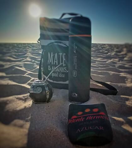 El mate está siempre presente en la Playa de la Victoria.