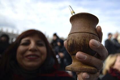 El mate se toma en Uruguay, la Argentina, Paraguay, partes de Brasil, Bolivia y Chile, y en el Líbano y Siria