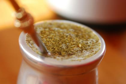 El mate tiene compuestos como la teobromina (la misma del chocolate) y la teofilina. Estos ayudan a relajar los músculos y los bronquios