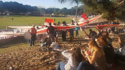 El mate y los pinos, parte del folclore del clásico de Pinamar. Aquí, desde el lado de los simpatizantes de San Vicente