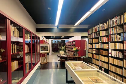 “El material de los parques se agotó y las grandes bibliotecas se han vendido. Fui armando redes con colegas y personas independientes, además de la visita constante a domicilios particulares”, explica Sorsaburu