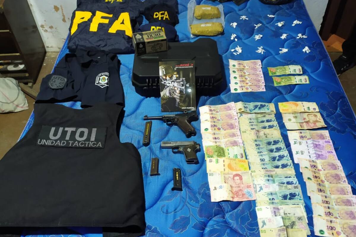 El material incautado: tres pistolas calibre .22; 38 proyectiles de ese mismo calibre; un chaleco antibalas sin numeración, dos gorras, una campera y un chaleco de la PFA, camisas de la Policía Bonaerense con el escudo UTOI, y un estuche plástico vacío de un kit RONI