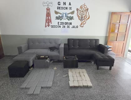 El material secuestrado por Gendarmería, distribuido sobre el suelo de la unidad, tras ser extraído de los sillones acondicionados para el transporte