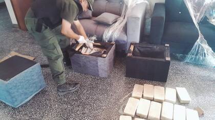 El material secuestrado por Gendarmería, distribuido sobre el suelo de la unidad, tras ser extraído de los sillones acondicionados para el transporte