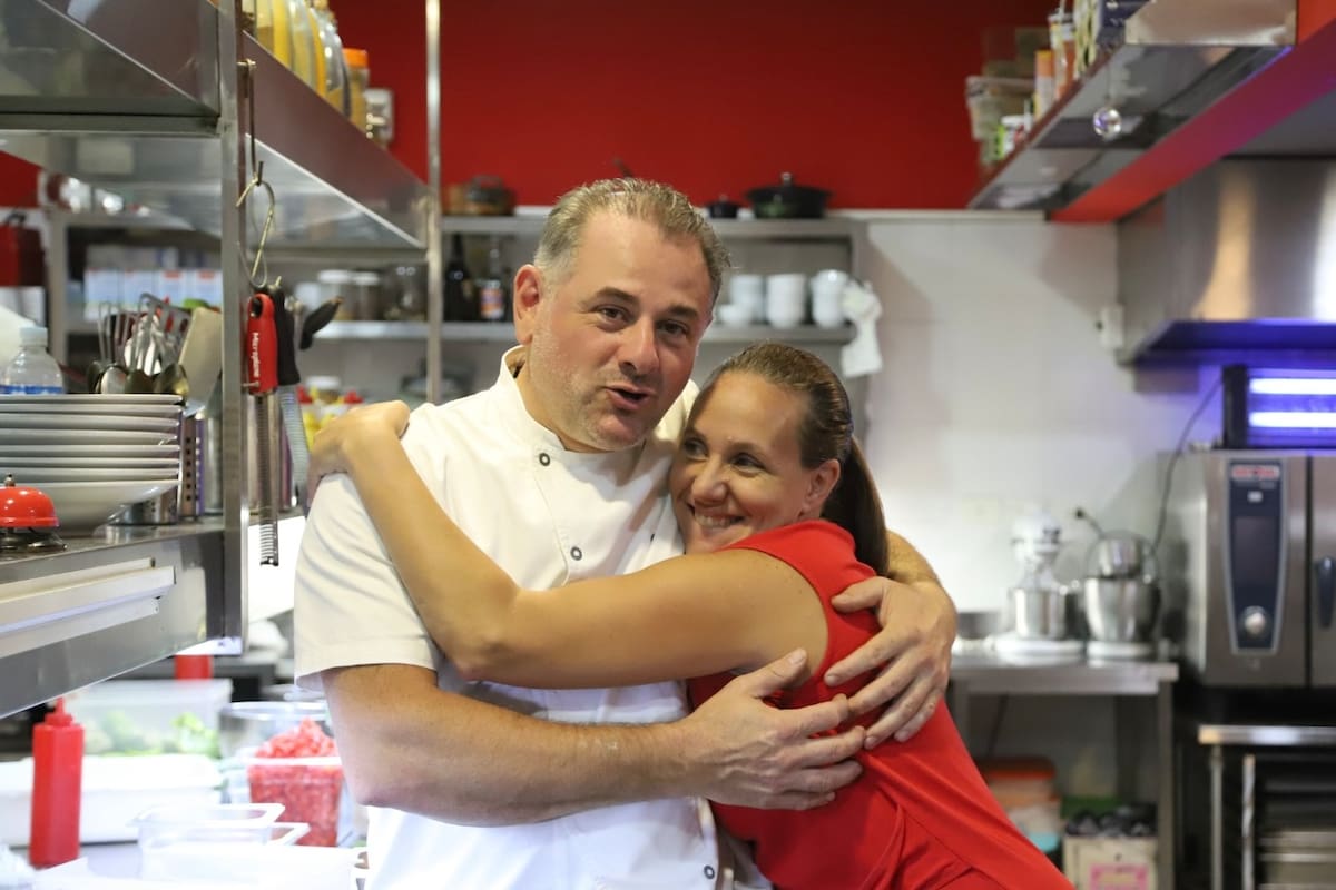El matrimonio al frente del restaurante