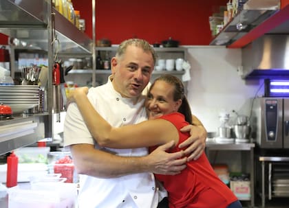 El matrimonio al frente del restaurante