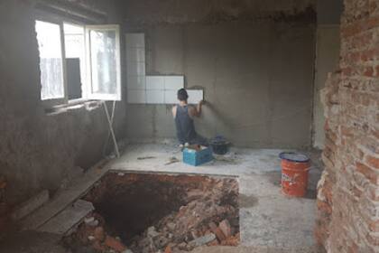 El matrimonio compró una casa en ruinas en la localidad de Portela.