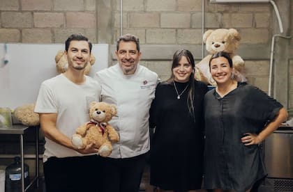 El matrimonio con el maestro heladero Maxi Maccarrone y Laia Farré, quien los ayuda con las redes