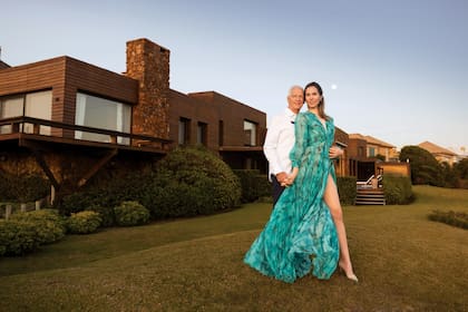El matrimonio Costantini posa al atardecer con la casa como espectacular telón de fondo