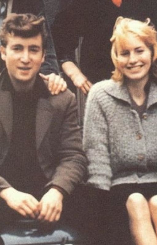 El matrimonio de John y Cynthia duró seis años. Ella se casó embarazada de su hijo Julian y durante un tiempo vivió oculta de los fans de The Beatles