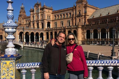 El matrimonio en la Plaza España, Sevilla.