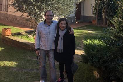 El matrimonio en la puerta de su hogar.