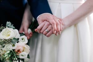 El matrimonio entre un ciudadano o residente puede regularizar la situación de un migrante sin papeles