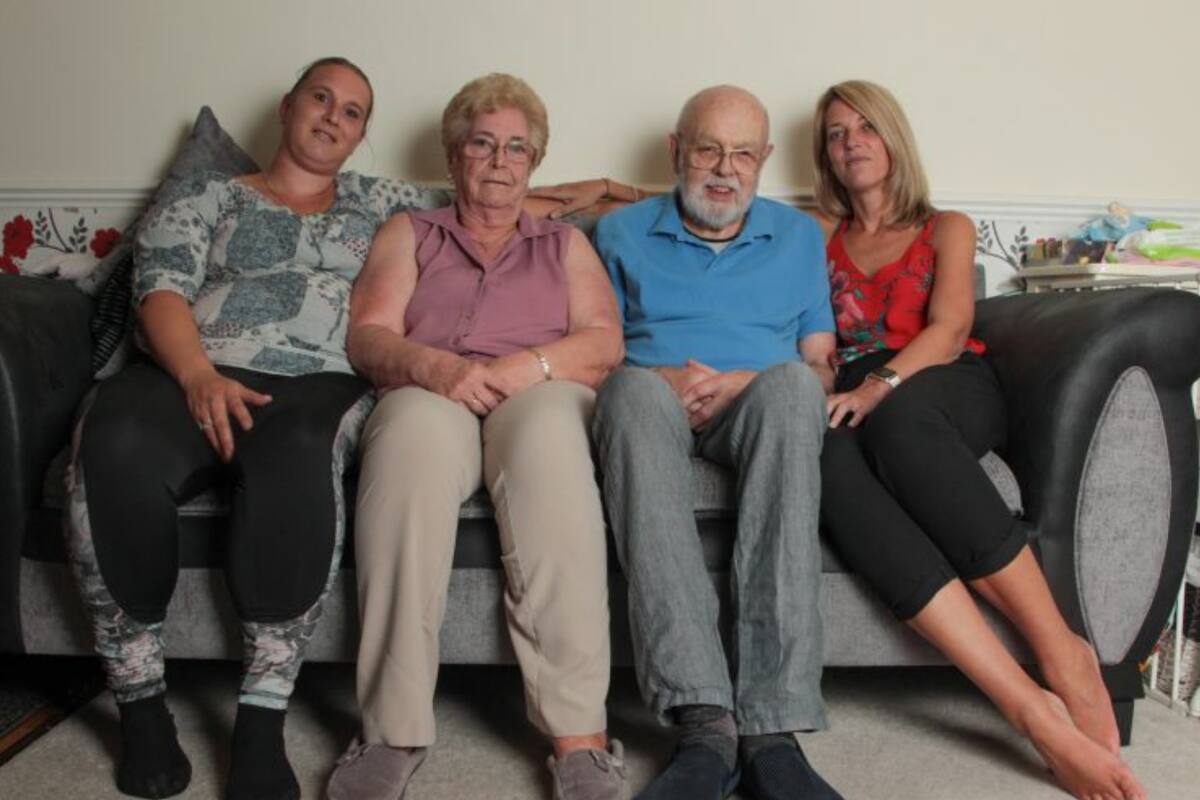 El matrimonio Foster crio a cerca de 200 niños como padres transitorios durante toda su vida Foto: Caters News