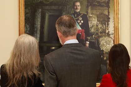 El matrimonio junto a la artista observa el gran díptico de magníficas dimensiones, 223,52 x 170,18 cm. La obra, titulada “Rey Felipe VI y reina Letizia", se imprimió en los Estados Unidos con tintas de secado UV, sobre lienzo de poliéster.