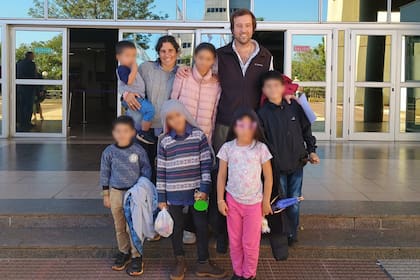 El matrimonio junto a sus hijos, a la salida del juzgado en Misiones