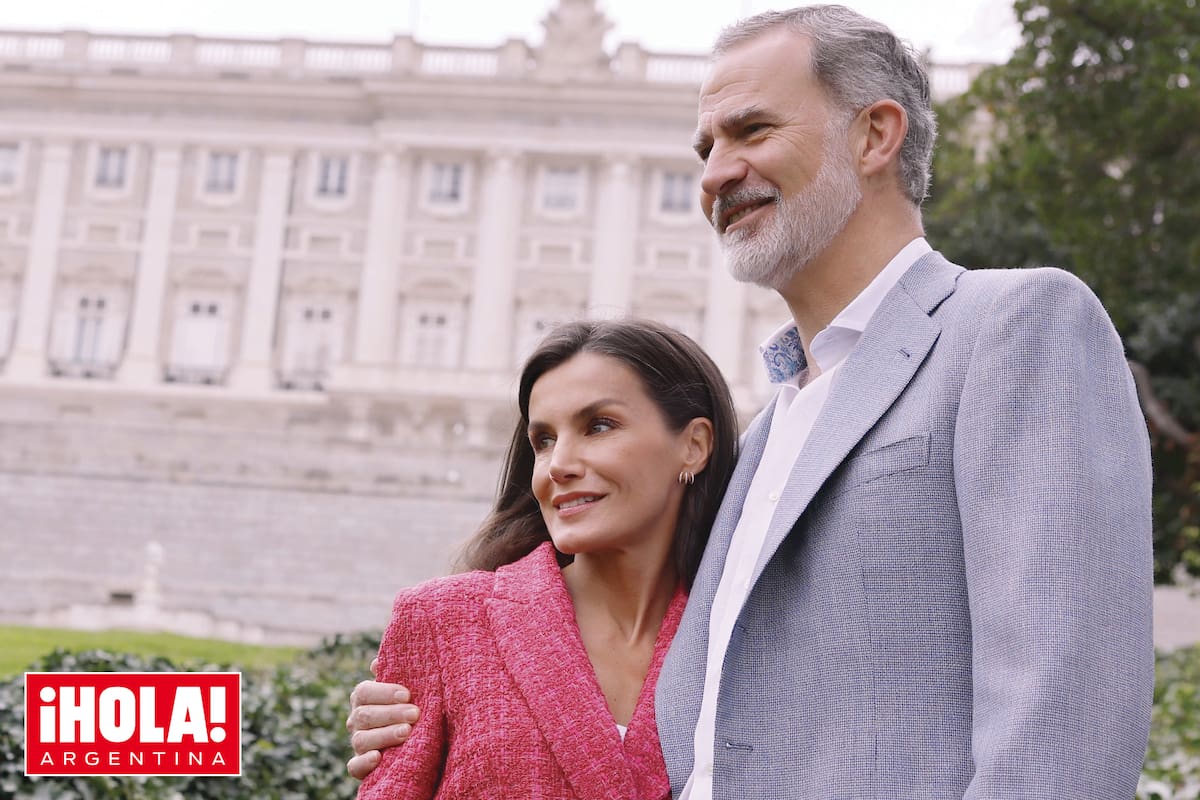 El matrimonio posa con el Palacio Real como telón de fondo.