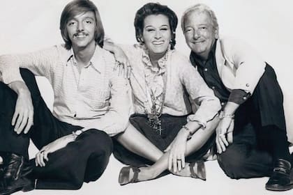 El matrimonio posa con su primogénito, que en
1975 dirigió a su madre en el espectáculo de café concert
De lo nuestro, lo mejor.