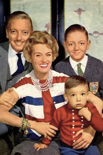 El matrimonio posa con sus dos hijos, Pepito y Roberto