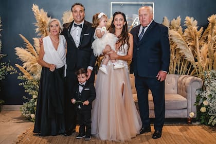 El matrimonio posa con sus hijos Félix y Lupe y los padres de la deportista, René y Nilda Aymar.