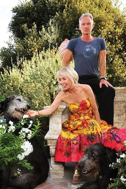 El matrimonio posa con sus
loberos irlandeses, Trudie es una verdadera fanática de la raza Wolfhounds. De hecho, la pareja llegó a tener seis de esos perros.