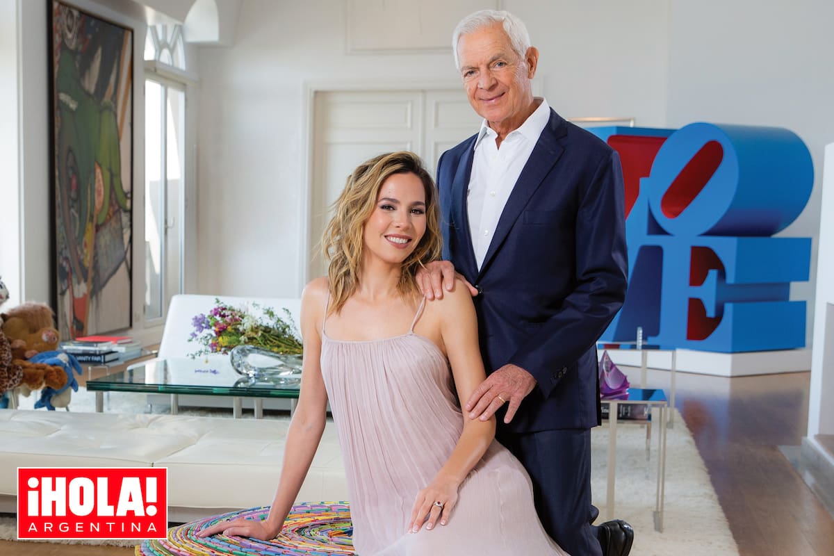 El matrimonio posa en el living de su casa, sobre un sillón circular, hecho de goma eva reciclada, obra de los hermanos brasileños Humberto y Fernando Campana. El departamento, de 500 metros cuadrados, alberga obras de grandes artistas argentinos, uruguayos y colombianos, entre otros, que muestran la perspectiva latinoamericana de la colección de Eduardo.