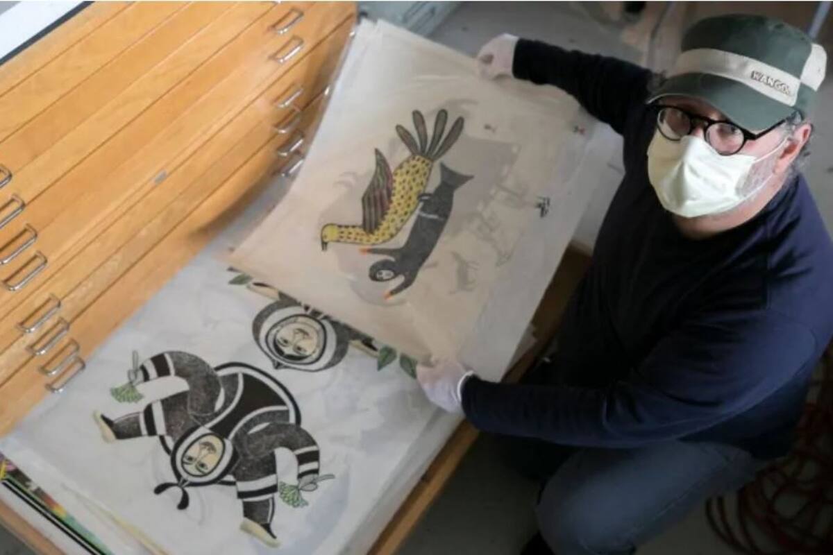 El matrimonio que compró una vivienda para refaccionar en Detroit encontró dibujos y grabados de la cultura esquimal que ahora piensa exhibir y luego poner en venta