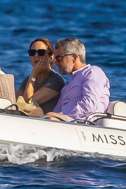 El matrimonio real regresa a tierra firme en un gomón.