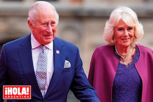 La pareja de famosos que les robó el protagonismo a los reyes Carlos y Camilla en una gala en Londres