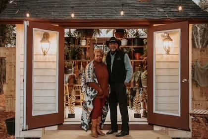 El matrimonio sacrificó la comodidad de una casa grande con tal de ahorrar lo suficiente para impulsar su negocio