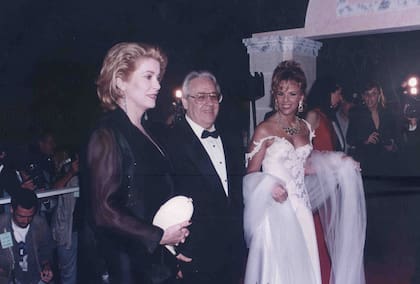 El matrimonio Scarpa recibiendo a Catherine Deneuve en la puerta de La Pinduca, para dar comienzo a "La noche de los sueños"