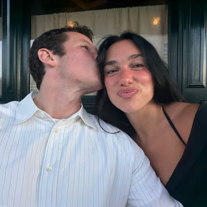 El matrimonio se mostró enamorado durante su cena romántica de cumpleaños (Foto: Instagram @dualipa)