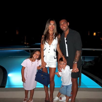 El matrimonio y sus dos pequeños compartieron las mejores postales de sus vacaciones en Grecia (Foto: Instagram @lautaromartinez)