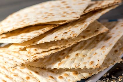 El matzá es un pan fino y crujiente que recuerda cuando el pueblo judío escapó de la esclavitud egipcia Liudmila