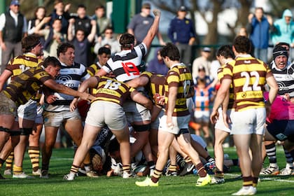 El maul es un arma usual para la Academia, que en este caso resultó más adecuada por el fuerte viento que hubo en San Isidro; el try de line-out y maul fue decisivo para empatar en el final, antes del gol de Akemeier.