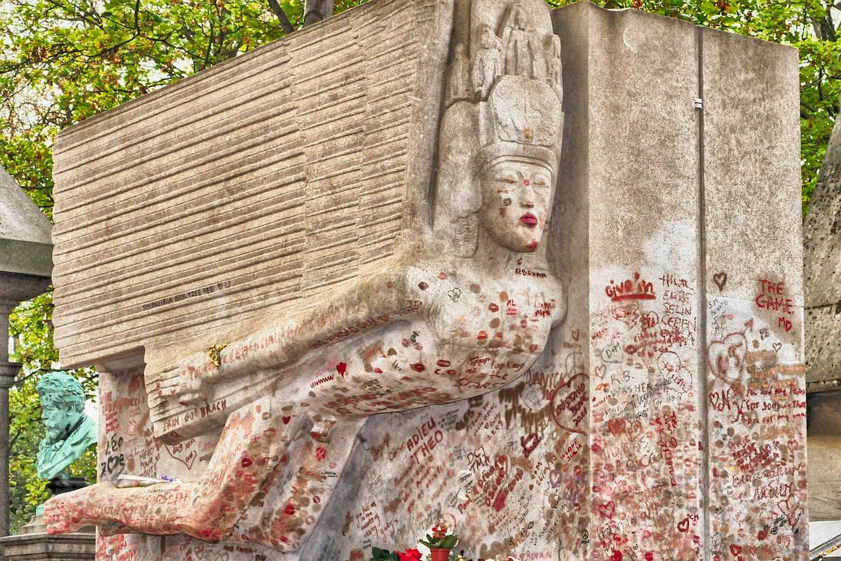 El mausoleo de Oscar Wilde después de que cientos de fanáticos dejaran sus besos marcados