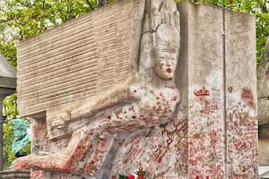 El mausoleo de Oscar Wilde después de que cientos de fanáticos dejaran sus besos marcados