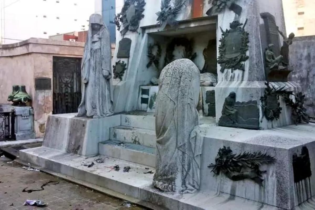 El mausoleo de Ramón Falcón en el cementerio de la Recoleta