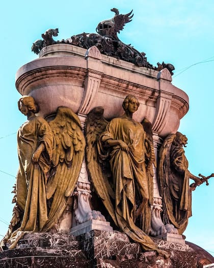 El mausoleo es una síntesis visual de la vida del prócer, con figuras que representan sus distintas facetas (Foto: @cascohistorico)